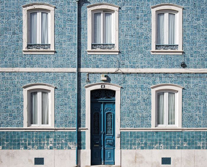 Fachada de una casa con ventanas
